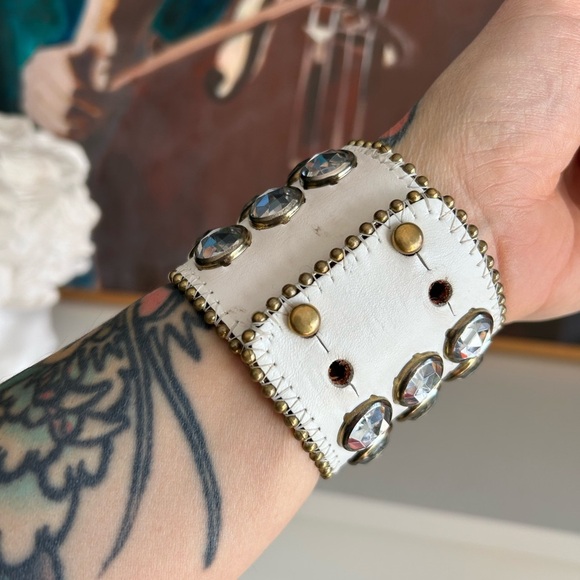 Betsey Johnson Gold and White Bracelet - Picture 11 of 15